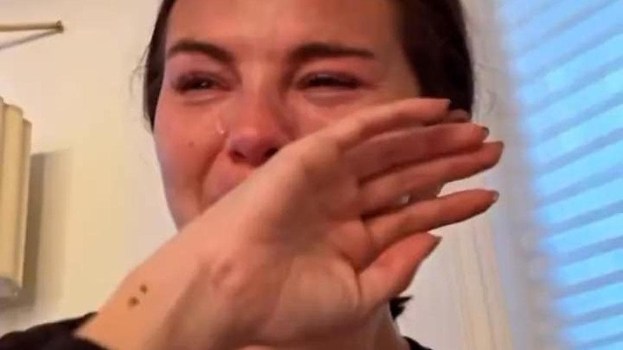 Usa, Selena Gomez in lacrime per i migranti espulsi in catene: "Vorrei fare qualcosa ma non posso"