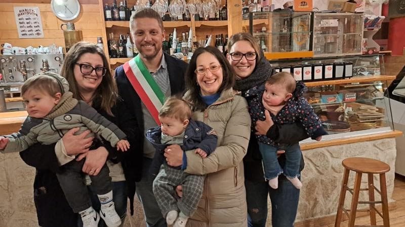 Da sinistra: tre delle quattro neo mamme di Opi. Roberta Cocuzza e Giulio. Al centro, il sindaco Di Santo e Amalia Tantalo con Antonio.
A destra, Elena Valente con Anita