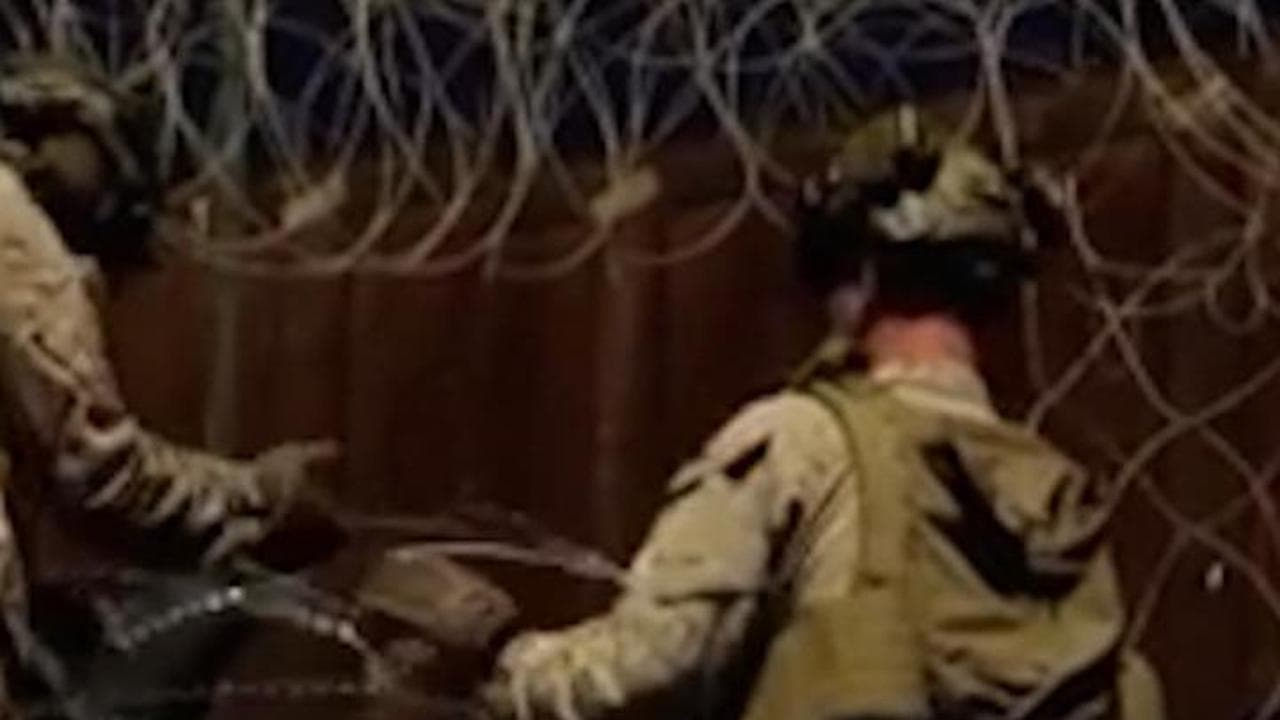 Trump mobilita l'esercito al confine con il Messico: i Marines rinforzano le barriere