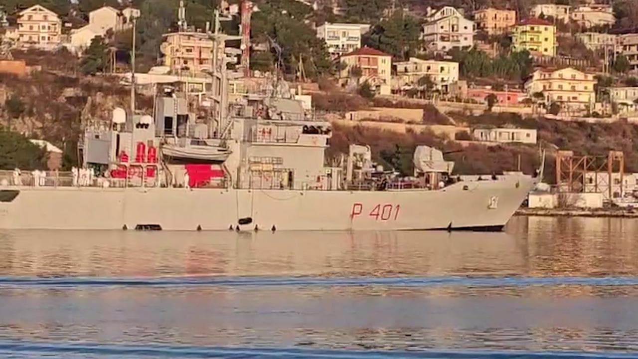 La nave Cassiopea con 49 migranti arrivata in Albania: l’ingresso nel porto di Shengjin