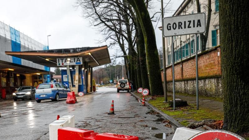 Il valico di Casa Rossa: gli italiani lo attraversavano per comprare in Slovenia carne e benzina a prezzi più bassi (Mirco Toniolo/Agf)