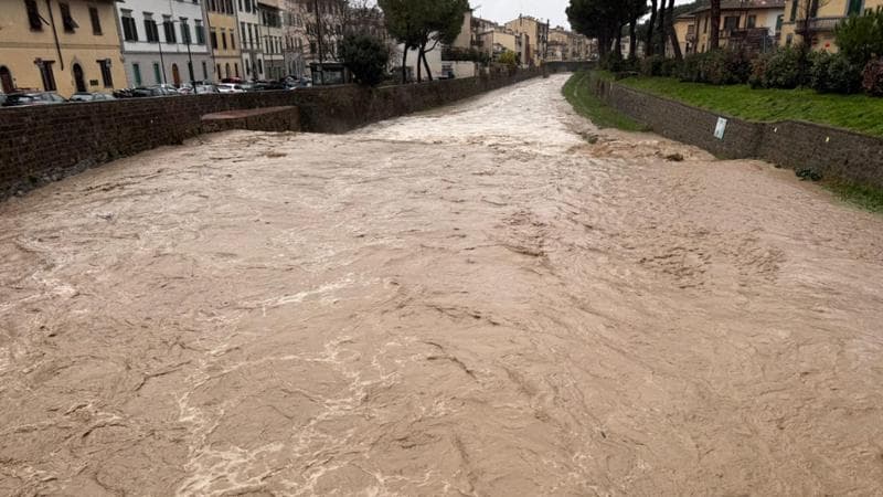 Il maltempo si abbatte sull’Italia: frane in Liguria, bombe d’acqua a Firenze e neve a Trento