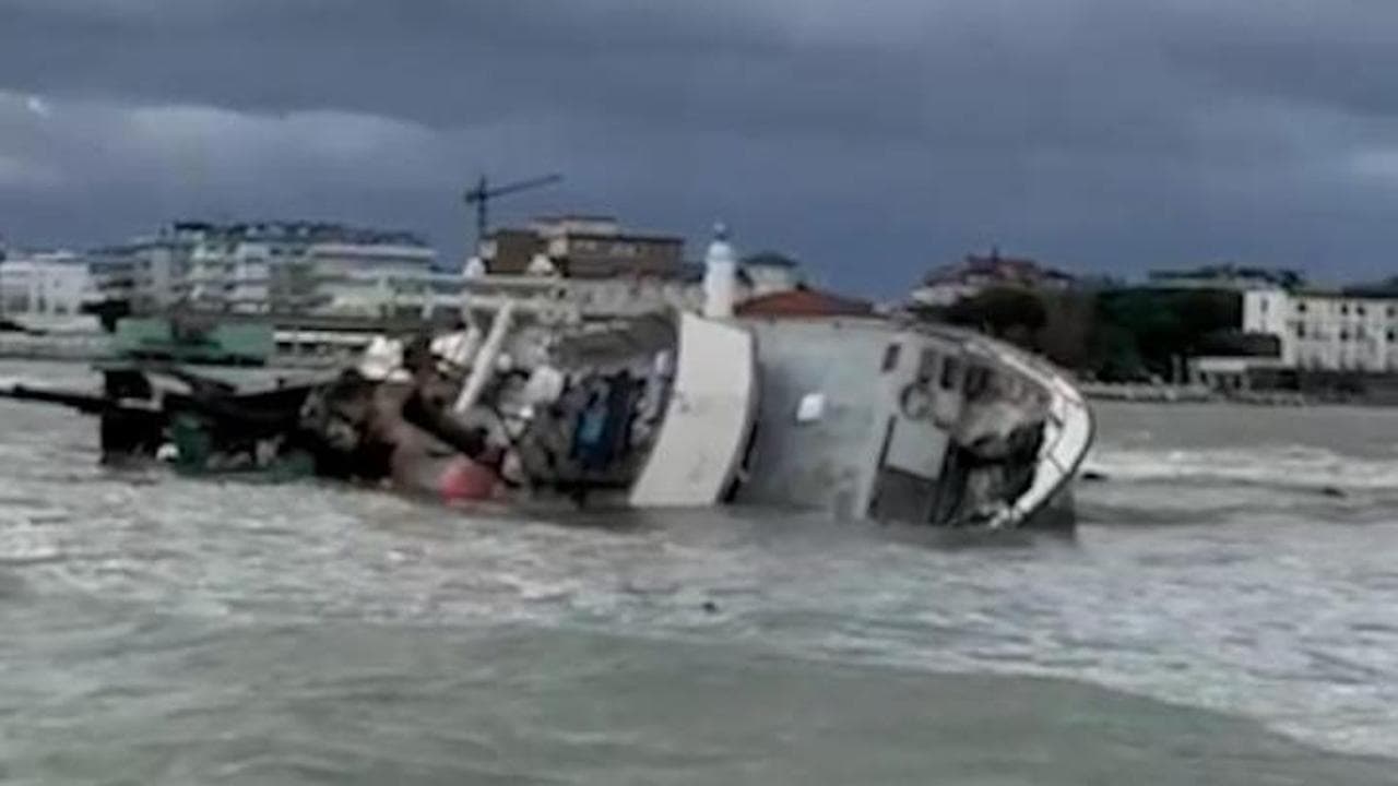Tragedia sfiorata a Cesenatico: peschereccio urta gli scogli e affonda davanti alla costa