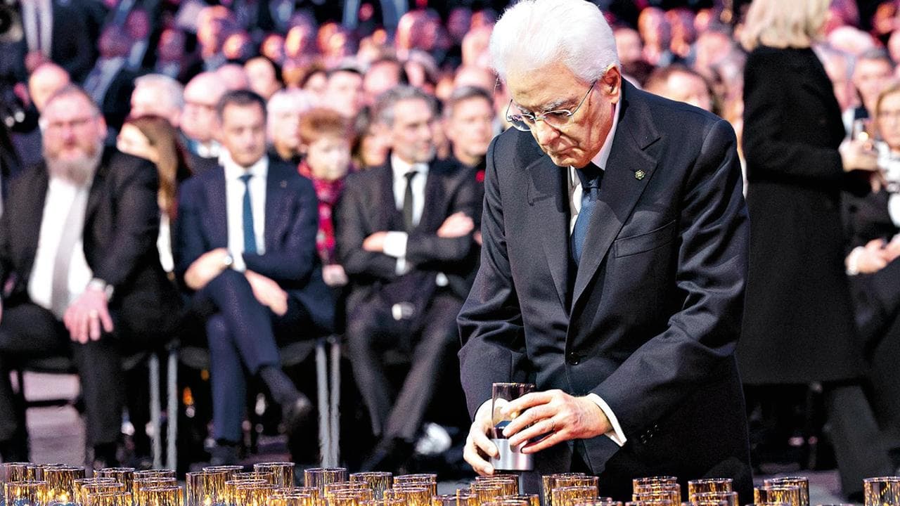 Auschwitz - Il Presidente della Repubblica Sergio Mattarella accende una candela in occasione della partecipazione alla commemorazione dell'LXXX Anniversario della liberazione del Campo di Auschwitz-Birkenau, oggi  27 gennaio 2025.(Foto di Paolo Giandotti - Ufficio Stampa per la Stampa e la Comunicazione della Presidenza della Repubblica)