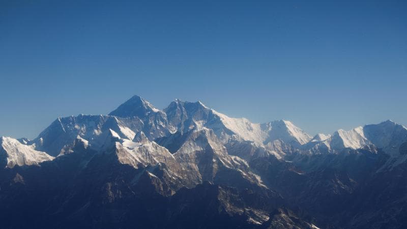 Everest, il caso elicotteri. Parco vieta voli turistici, operatori cancellano interventi emergenza