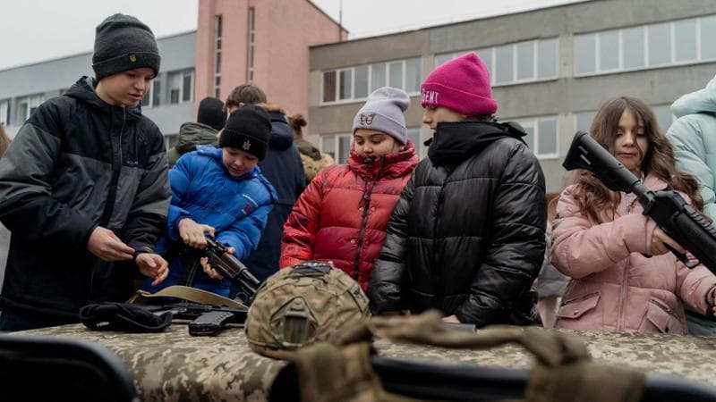 Una manifestazione a Kiev con gli equipaggiamenti militari mostrati ai bambini