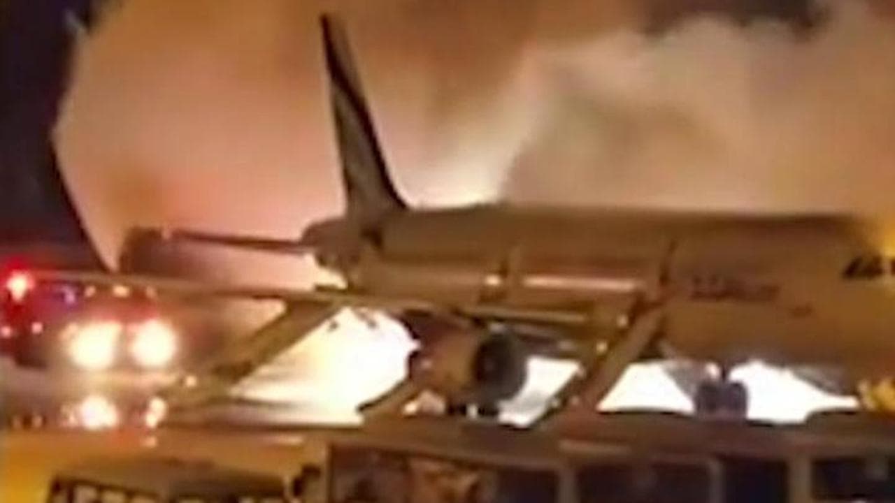 Corea del Sud, aereo prende fuoco prima del decollo: incendio sulla pista dell'aeroporto di Busan