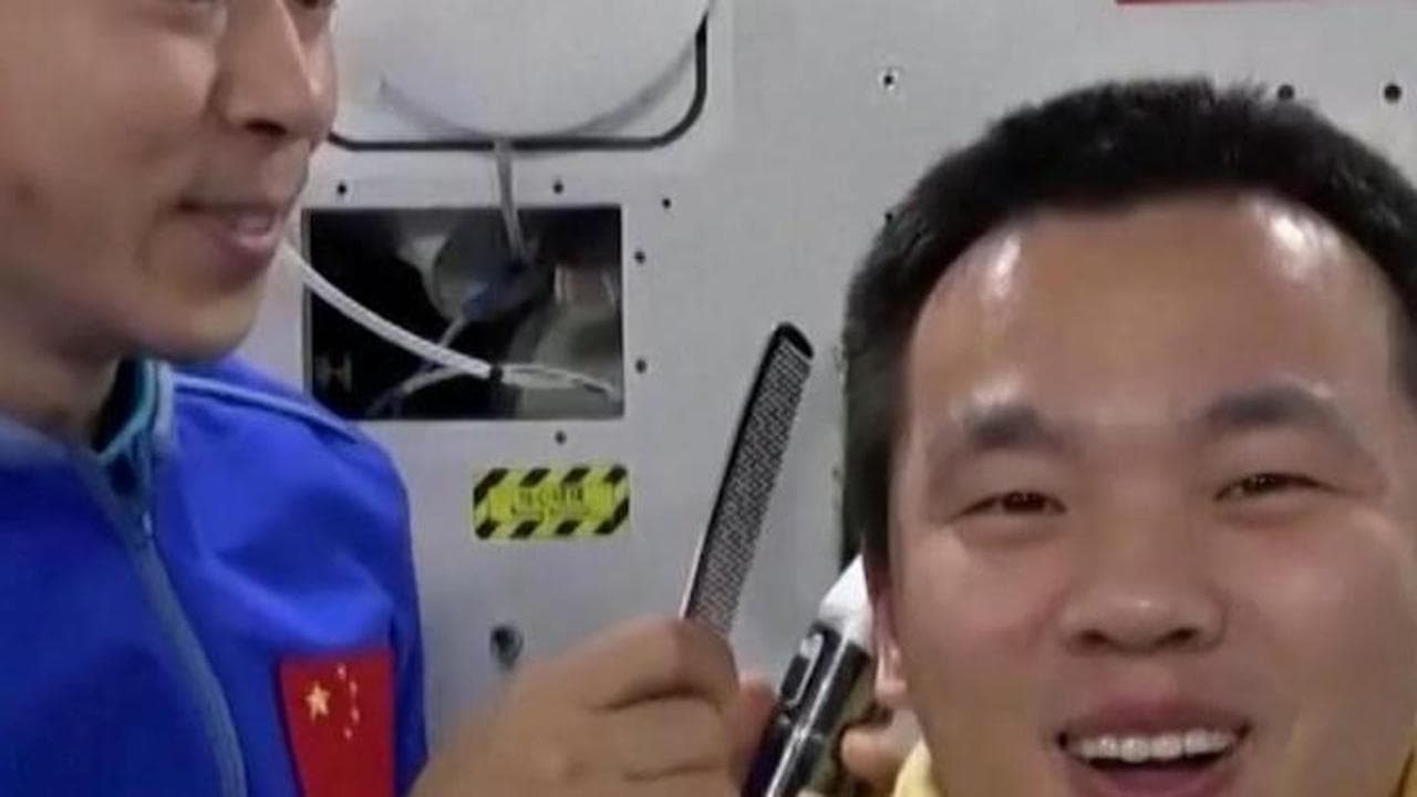 Spazio, taglio di capelli e freccette: gli astronauti della Tiangong festeggiano il Capodanno cinese