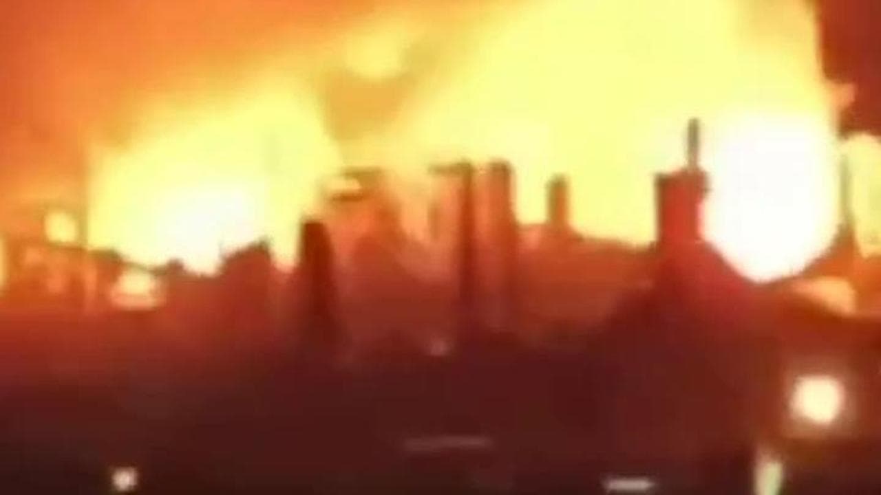 Russia, drone ucraino colpisce raffineria di petrolio della Lukoil: enorme incendio dopo il raid