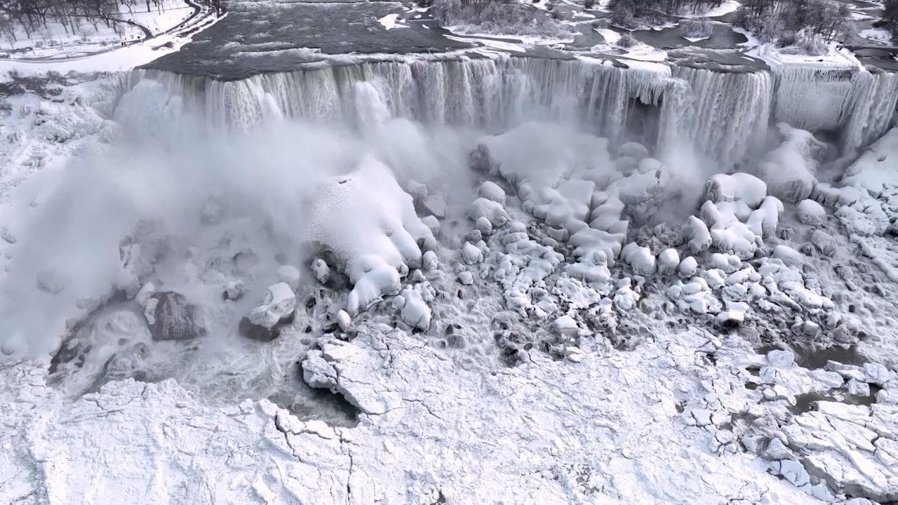Usa, le cascate del Niagara tra neve e ghiaccio: lo spettacolare paesaggio ripreso dal drone