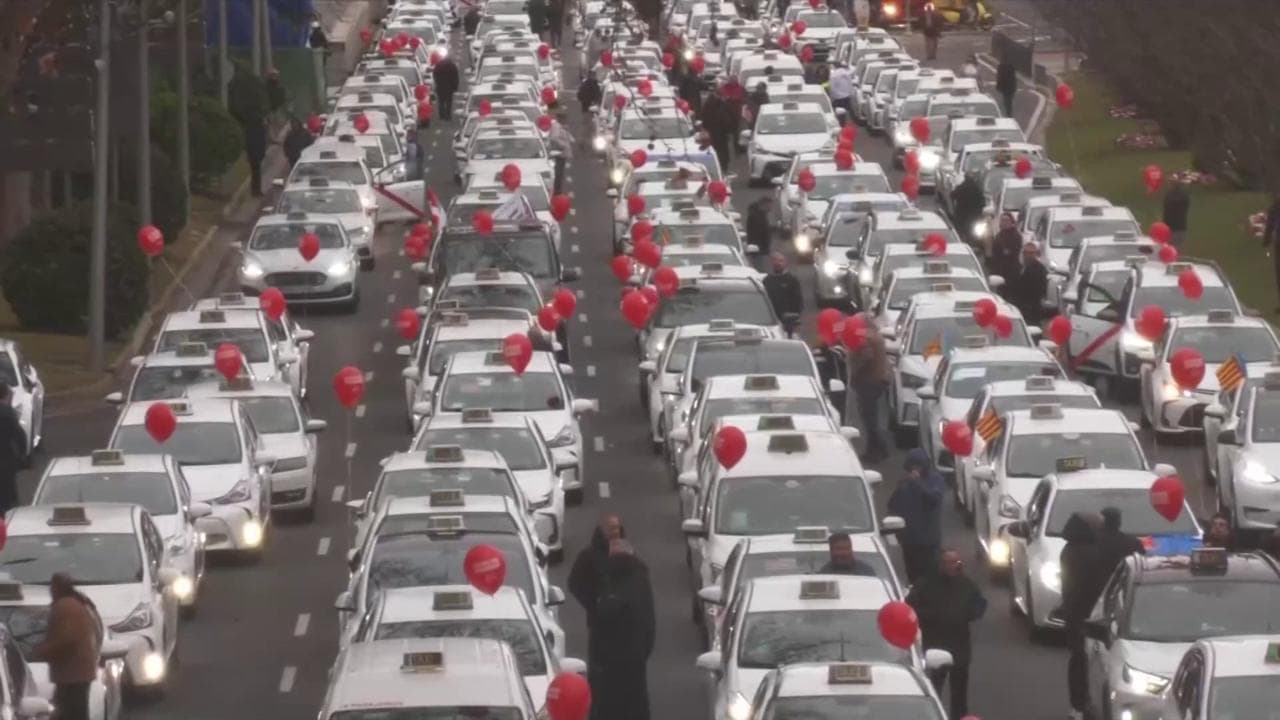 Madrid, la protesta dei taxi: il centro della città paralizzato alle auto bianche