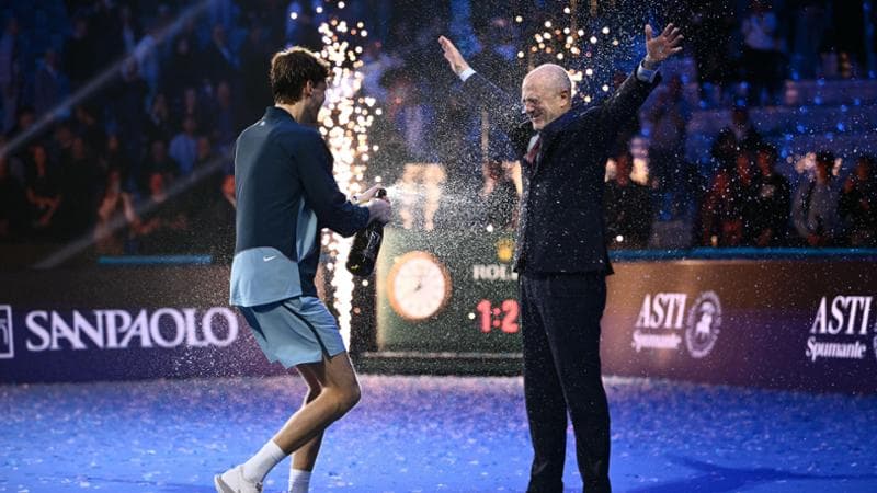 Jannik Sinner festeggia con Angelo Binaghi la vittoria nelle Atp&nbsp;Finals
