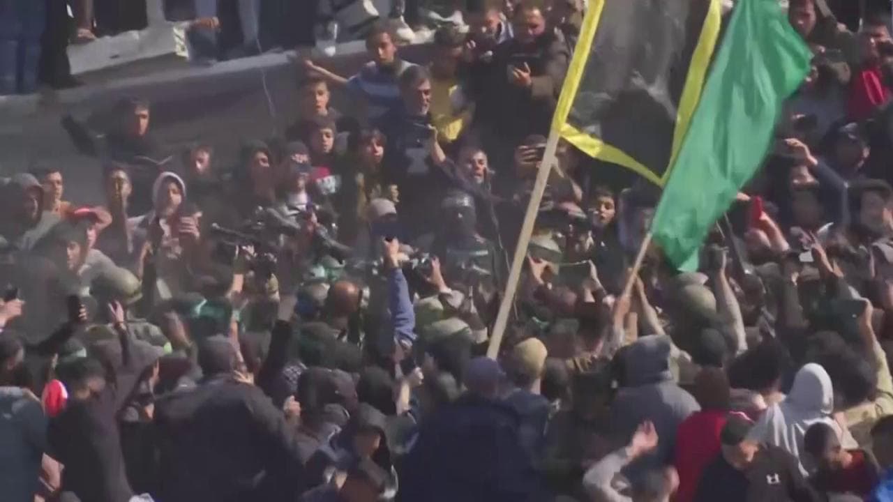 Arbel Yehud e Gadi Moses liberati tra la folla di Hamas. Israele: "A Khan Younis immagini d'orrore"