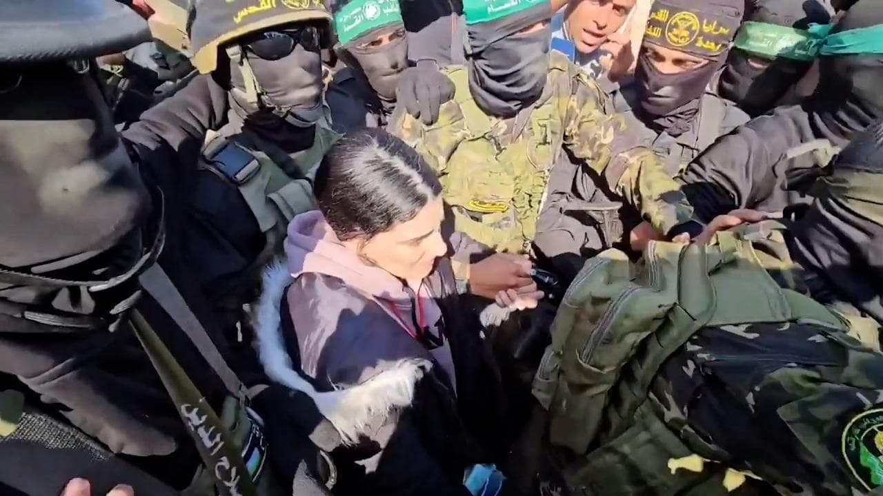 Ostaggi, le immagini di Arbel Yehud terrorizzata tra i miliziani di Hamas