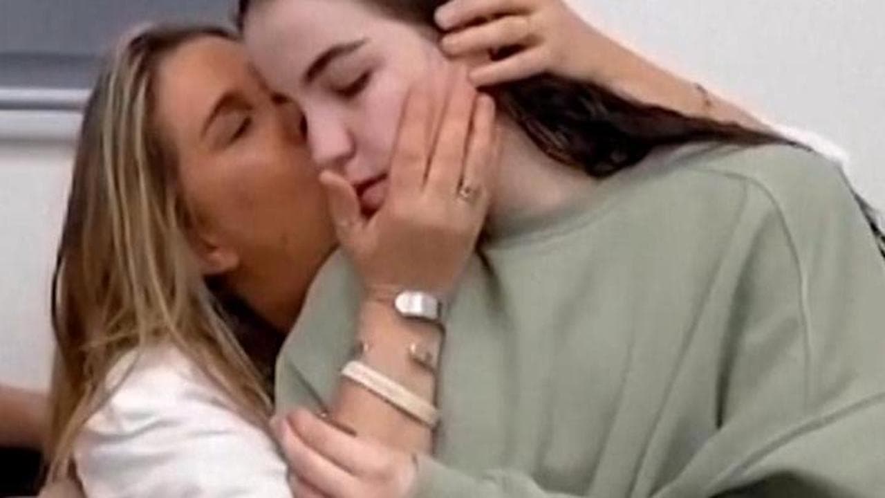 Libera la soldata Agam Berger, l'abbraccio con i genitori: "Non ti lasceremo più"