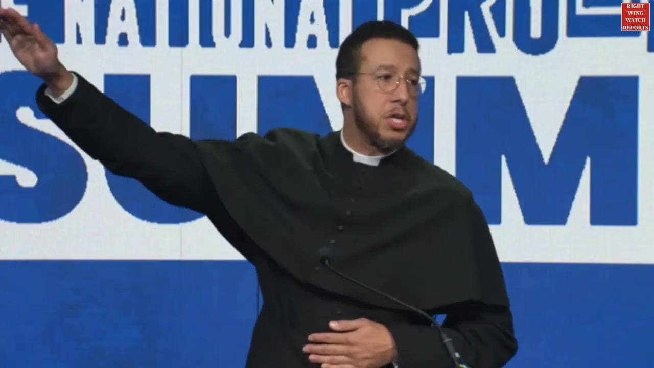 Sacerdote imita il gesto di Musk al summit Pro Life: licenza revocata