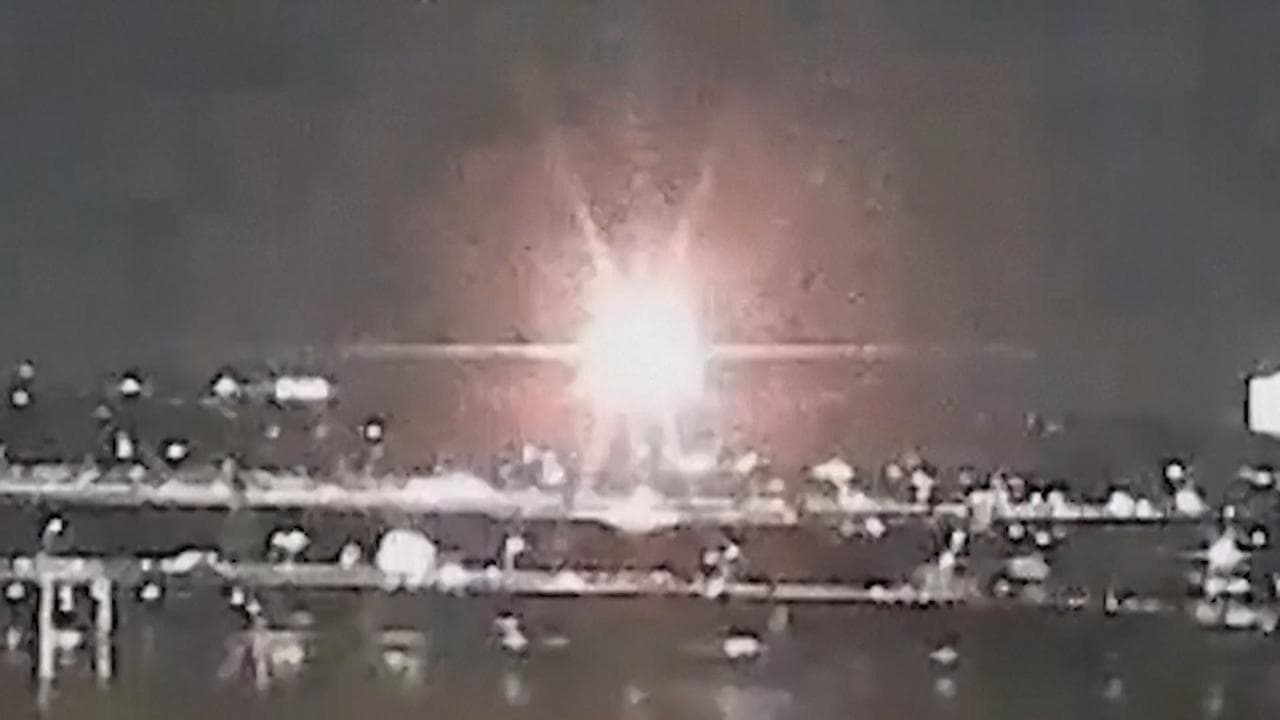 Washington, la torre di controllo all'elicottero: "Hai visto l'aereo? Giragli intorno"