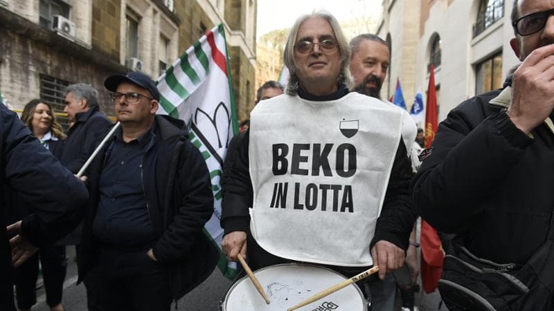 La protesta dei dipendenti di Beko davanti al ministero delle Attività Produttive