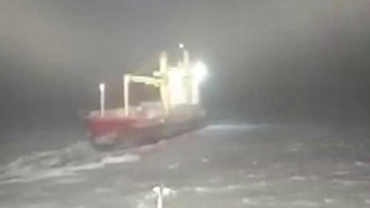 Polo Nord, la rompighiaccio russa si scontra contro una nave da carico: il momento dell'impatto