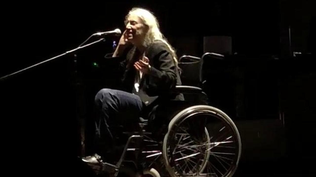 Patti Smith sviene in concerto, poi torna in sedia a rotelle e canta l'iconica "Because the Night"