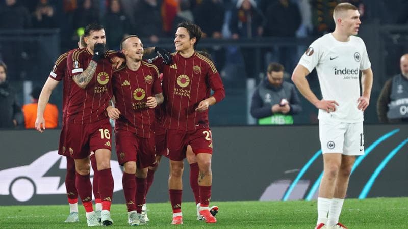 Angelino festeggiato dai compagni dopo il gol