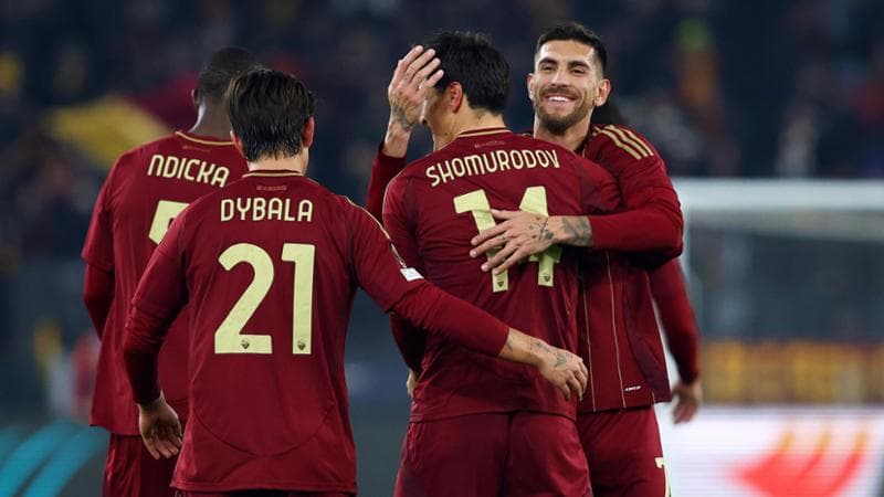 Shomurodov festeggiato dopo il gol