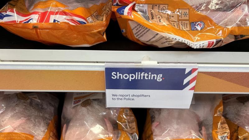 Un cartello contro il taccheggio in un supermercato di Manchester, in Inghilterra