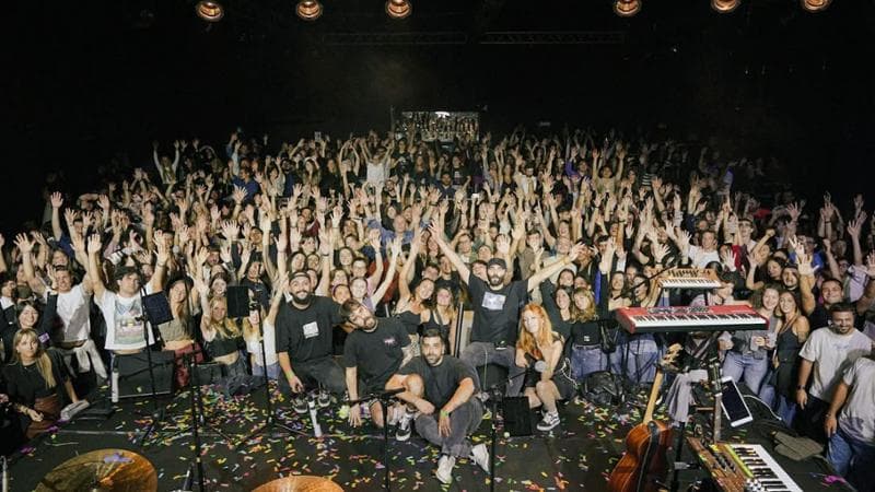 Band, organizzatori e partecipanti della serata Karaoke Indie di Milano nell’ottobre scorso