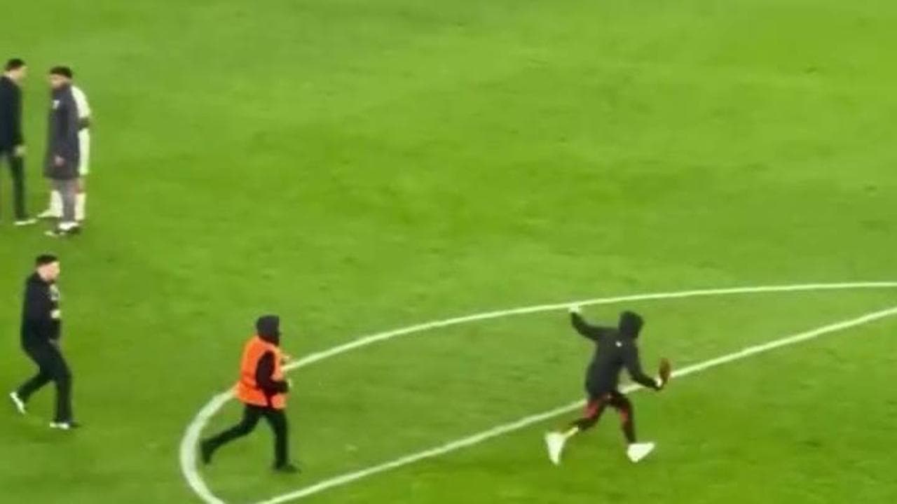 Roma-Eintracht, invasione di campo dopo il fischio finale: tifoso giallorosso placcato dagli steward
