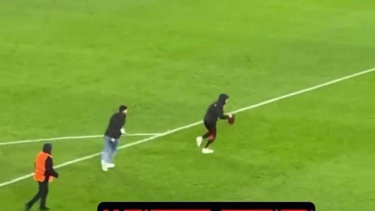 Roma-Eintracht, invasione di campo dopo il fischio finale: tifoso giallorosso placcato dagli steward