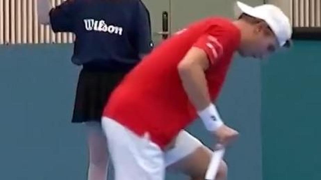 Tennis, crolla a terra per i crampi, si rialza, serve e vince il punto