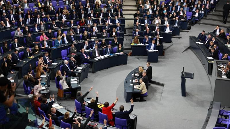 Germania, bocciata la legge sulla stretta sui migranti. Weidel: "Merz da tigre a zerbino"