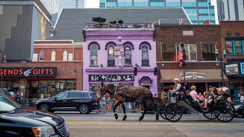Turisti in carrozza lungo la Broadway, una delle arterie principali del centro di Nashville: su questo viale, come nel resto della città, ci sono tantissimi club che fanno musica dal vivo a tutte le ore. GETTY IMAGES