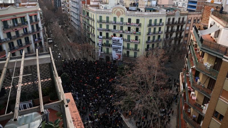 Barcellona, in piazza per il maestro che resiste allo sfratto nel palazzo che sarà casa-vacanza