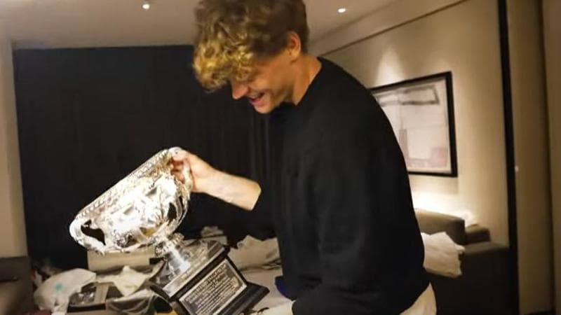 Un frame del video in cui Sinner mostra il trofeo del Roland Garros