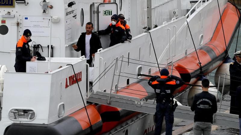 Il rientro nel porto di Bari della motovedetta della guardia costiera italiana con a bordo i 12 migranti provenienti da Gjader