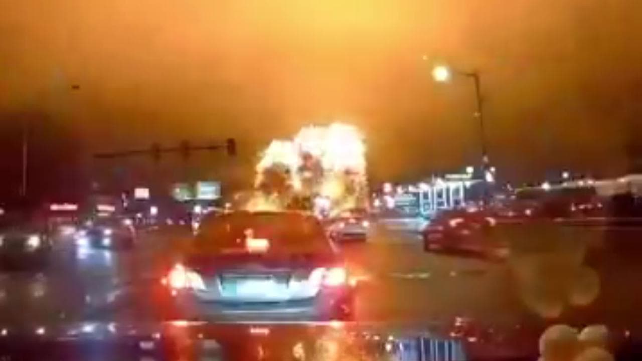 La dashcam dell'auto riprende il jet in picchiata e l'esplosione