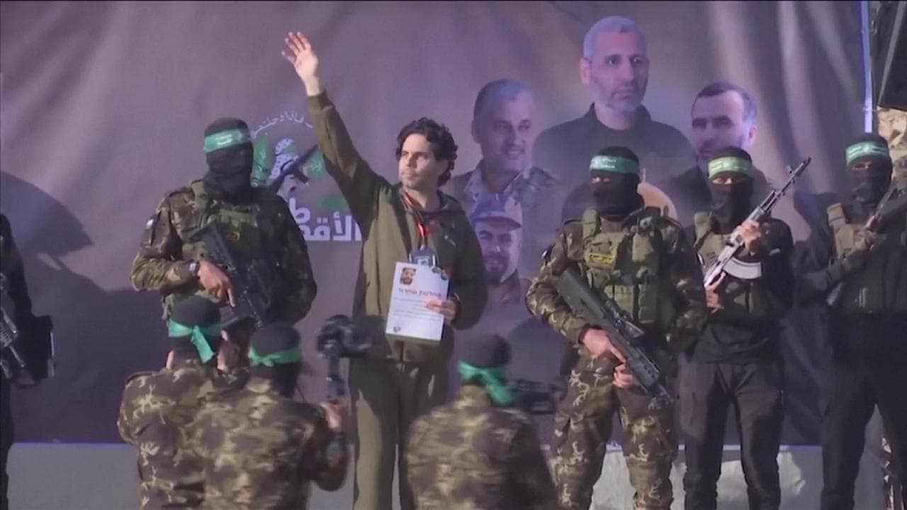 Hamas consegna Ofer Kalderon: l'ostaggio israeliano saluta dal palco tra i miliziani