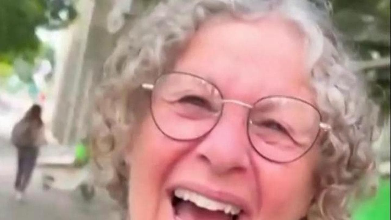 Gaza, la felicità della moglie dell'ostaggio Keith Siegel: "Papà sta arrivando, papà è sulla lista!"