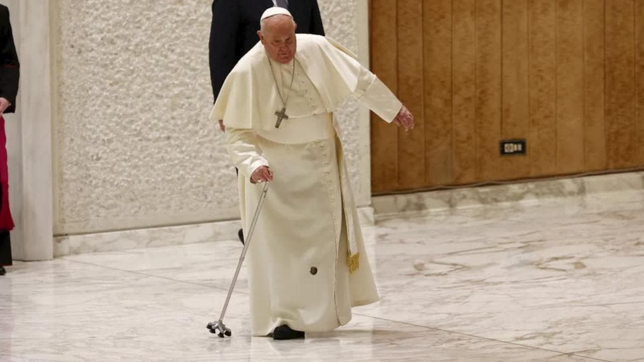 Vaticano, si rompe il bastone e il Papa vacilla: prosegue accompagnato