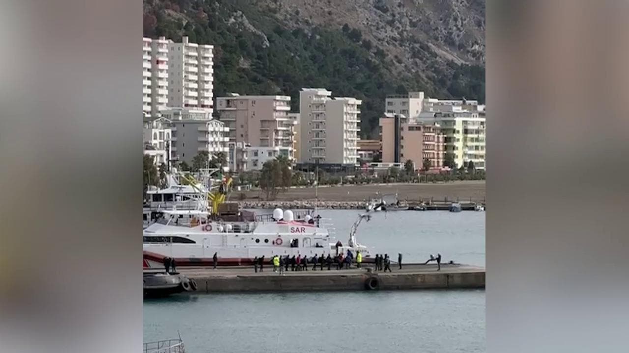 La partenza dei 43 migranti dall'Albania