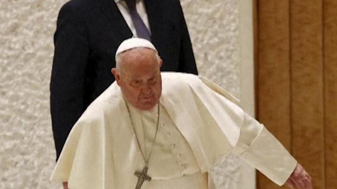 Vaticano, si rompe il bastone e il Papa vacilla: prosegue accompagnato