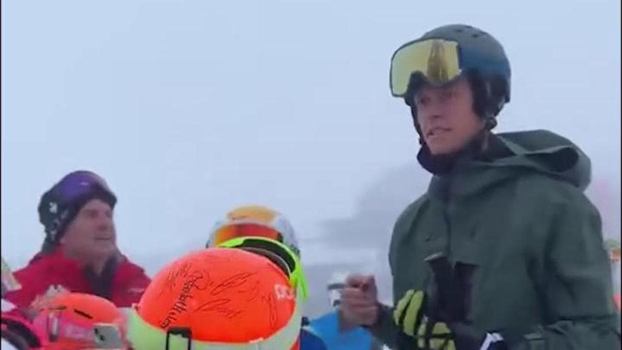 Sinner e il relax sulla neve: autografi e selfie con i piccoli fan