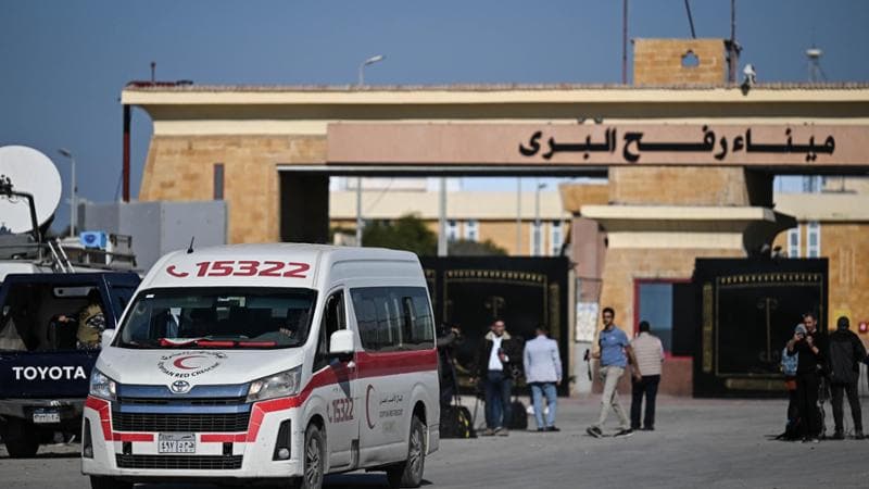 Gaza, dopo 280 giorni escono dal valico di Rafah i primi 37 palestinesi feriti: sono bambini e donne