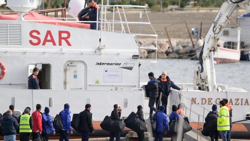 01/02/2025, Shengjin. La motovedetta della Guardia Costiera è arrivata nel porto di Shengjin per trasferire a Bari i 43 migranti, egiziani e bangladesi, presenti nel centro di Gjader. Nella foto i migranti a bordo della CP 420 “Natale De Grazia”. 