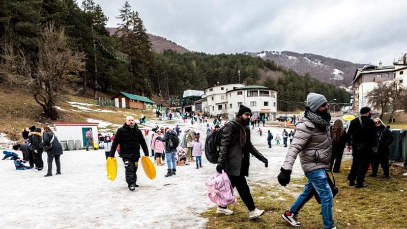 Roccaraso blindata, arrivati 50 pullman ma niente neve e disagi: il maltempo anticipa i rientri