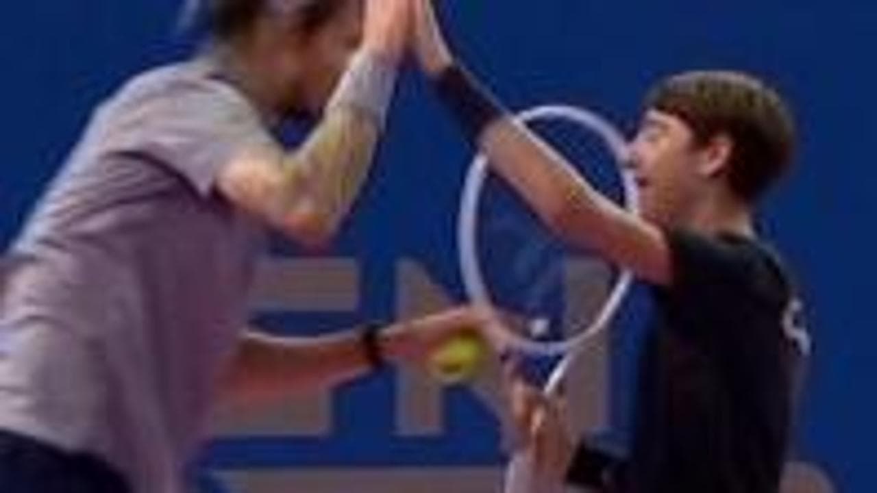 Tennis, Bublik show a Montpellier: al servizio si fa sostituire dal raccattapalle