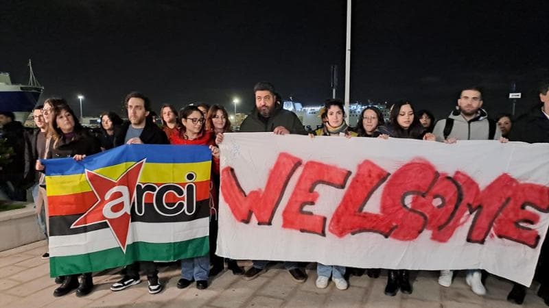 Il presidio Arci per l'accoglienza ai 43 migranti tornati dall'Albania