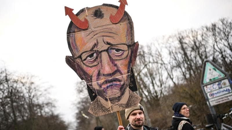 Germania, il politologo Schroeder: “Merz nella trappola dell’estrema destra, suo futuro a rischio”