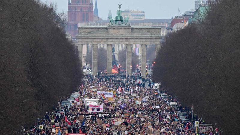 Berlino, la sfilata dei 200 mila sotto la Porta di Brandeburgo: “No al governo con l’Afd”